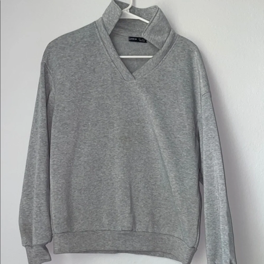 SHEIN Men's V-Neck Sweater in Soft Gray